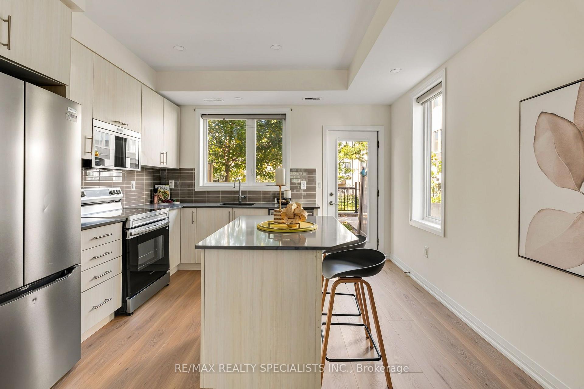 Photo 14 of 162 William Duncan Road, North York, Downsview-Roding-CFB — HOMEH