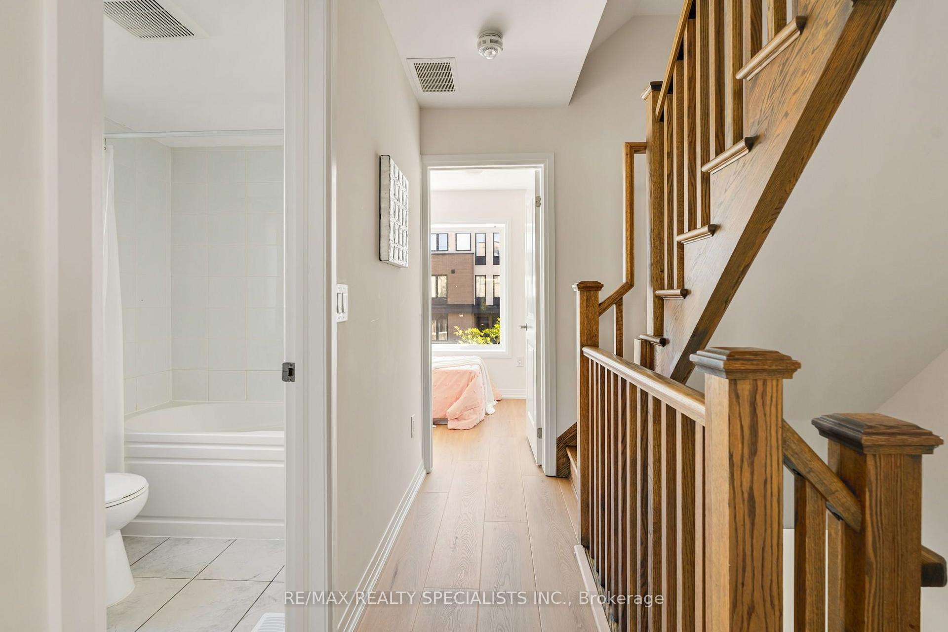 Photo 18 of 162 William Duncan Road, North York, Downsview-Roding-CFB — HOMEH