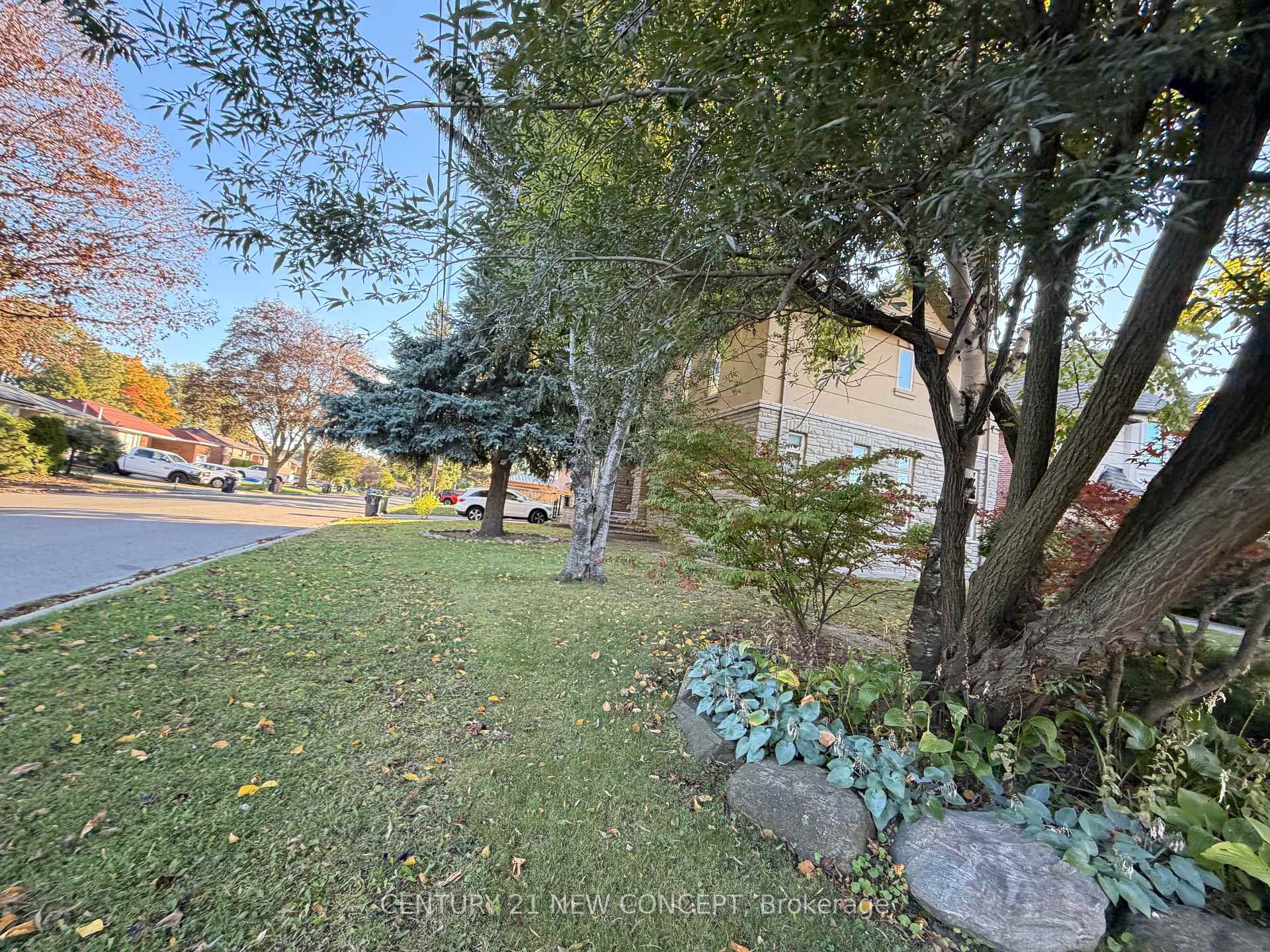 Photo 3 of 1 Lissom Crescent, North York, Newtonbrook West — HOMEH