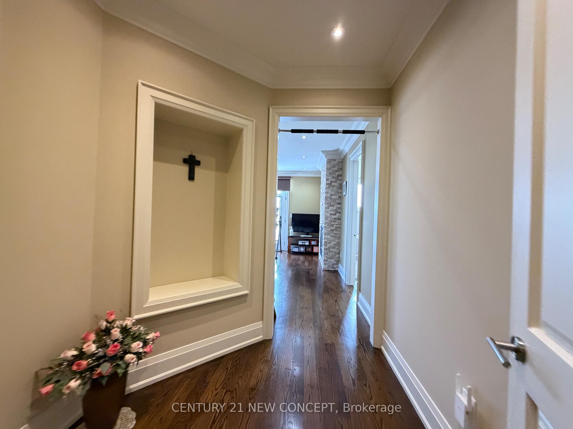 Photo 7 of 1 Lissom Crescent, North York, Newtonbrook West — HOMEH