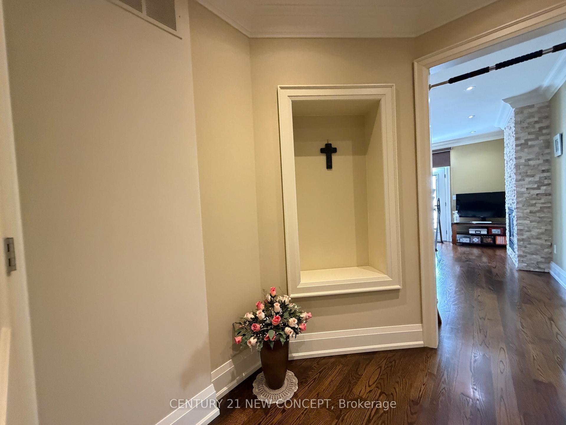 Photo 17 of 1 Lissom Crescent, North York, Newtonbrook West — HOMEH