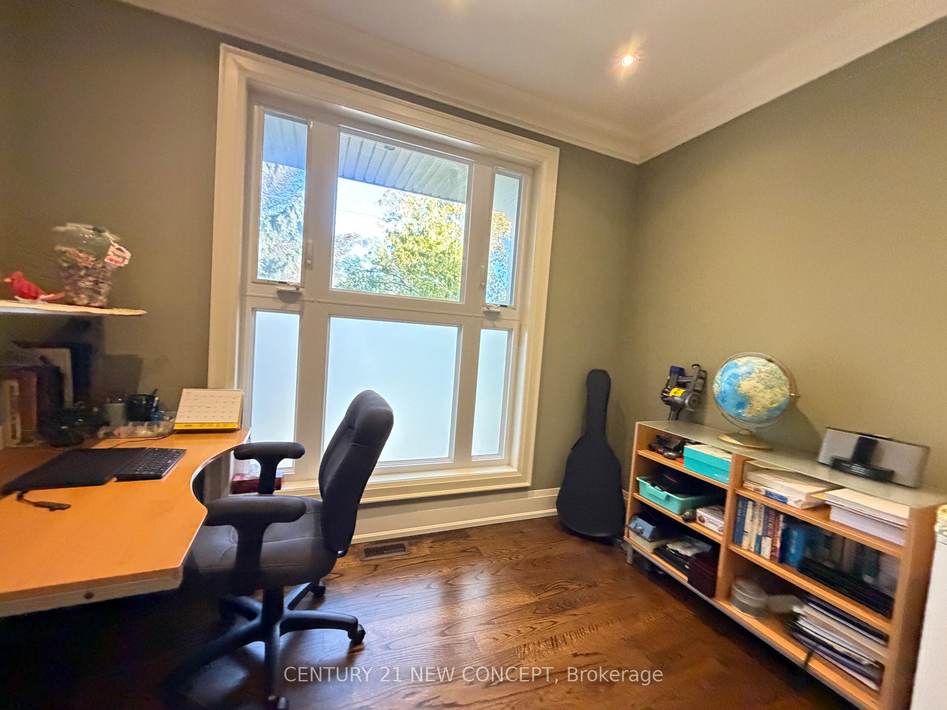 Photo 18 of 1 Lissom Crescent, North York, Newtonbrook West — HOMEH