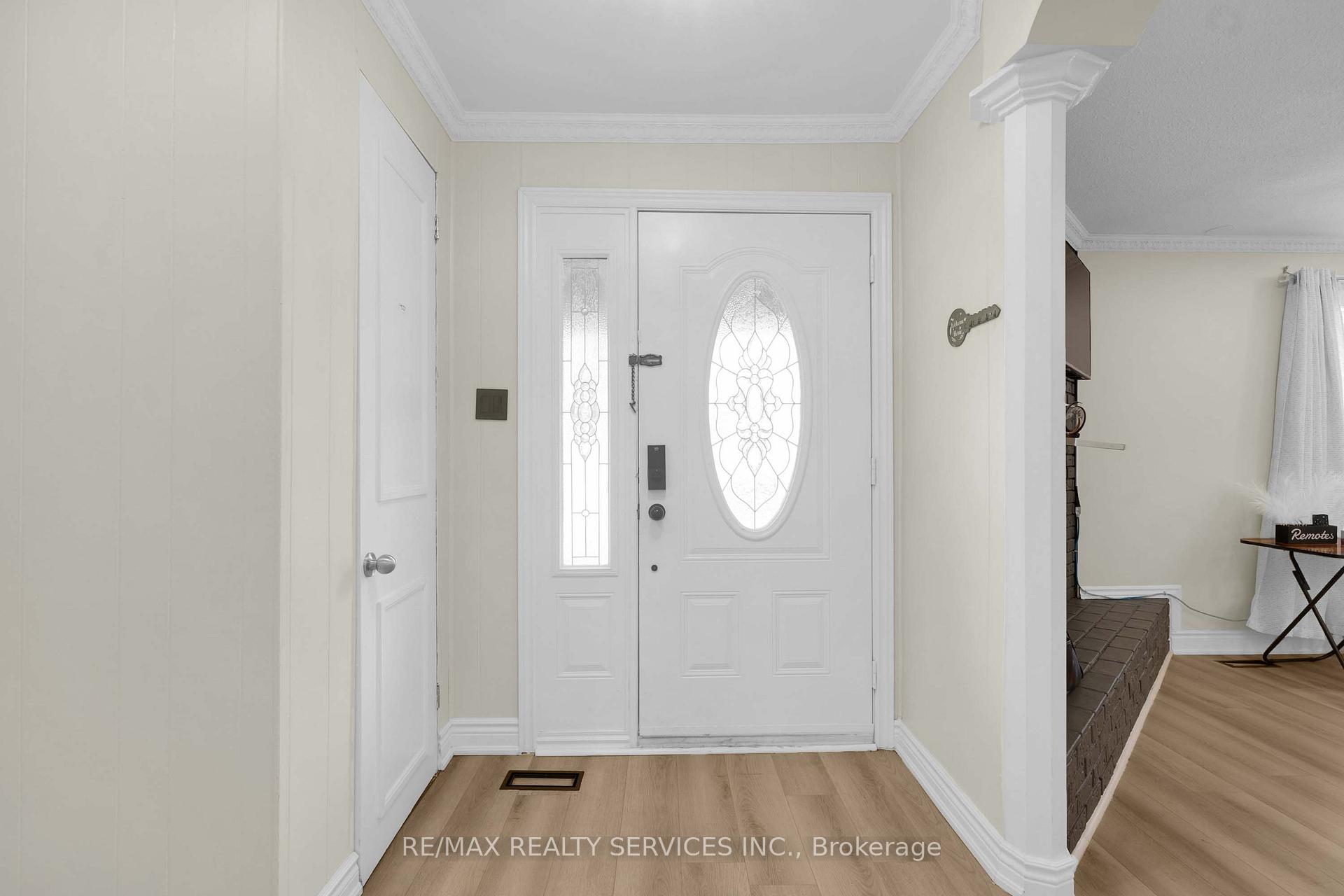 Photo 3 of 17 Avening Drive, Etobicoke, West Humber-Clairville — HOMEH