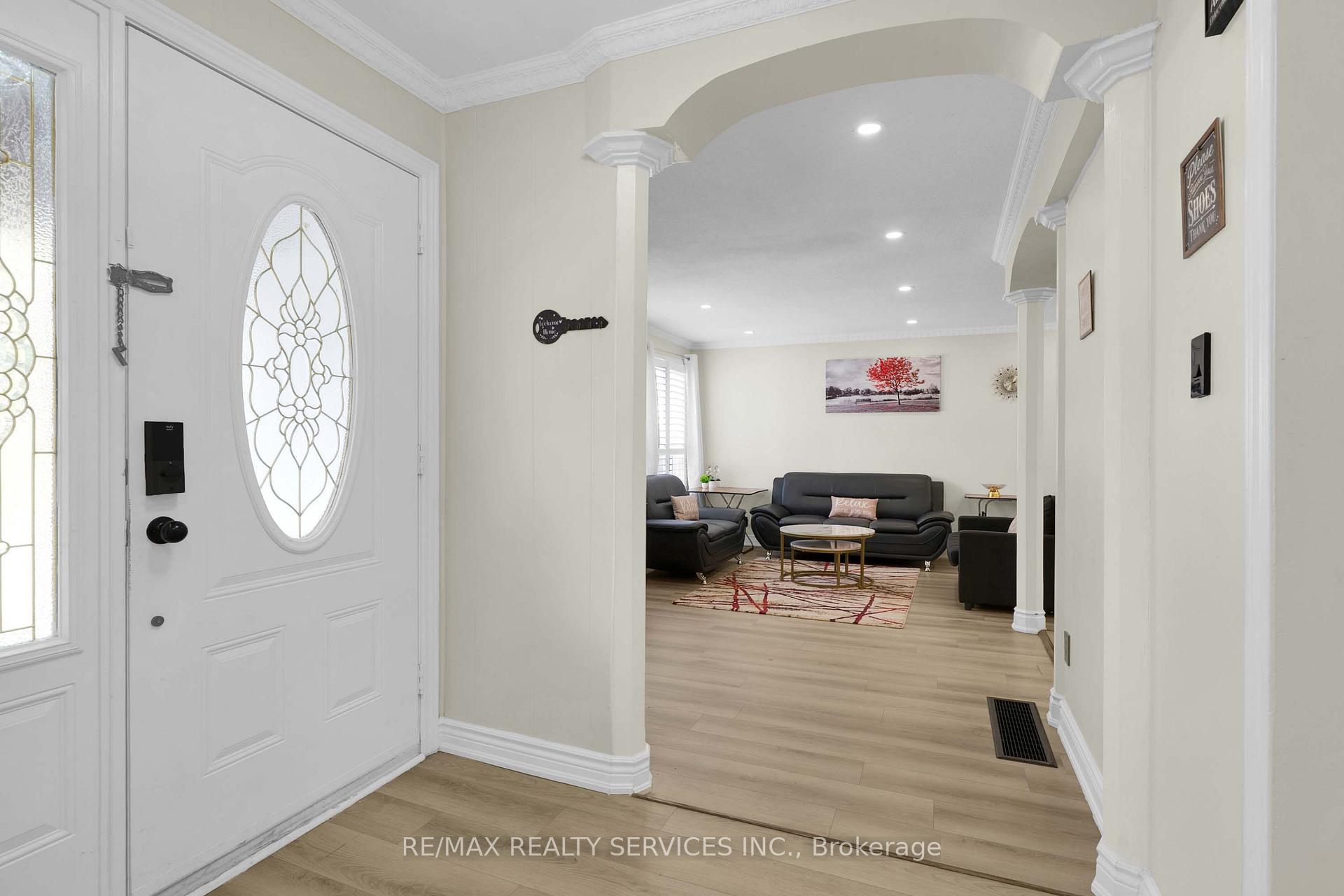Photo 4 of 17 Avening Drive, Etobicoke, West Humber-Clairville — HOMEH