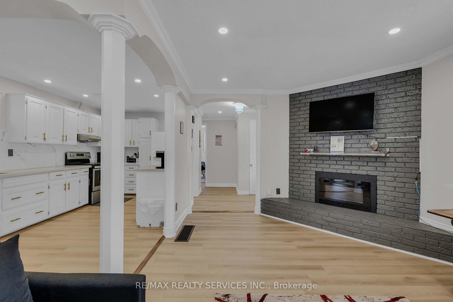 Photo 8 of 17 Avening Drive, Etobicoke, West Humber-Clairville — HOMEH
