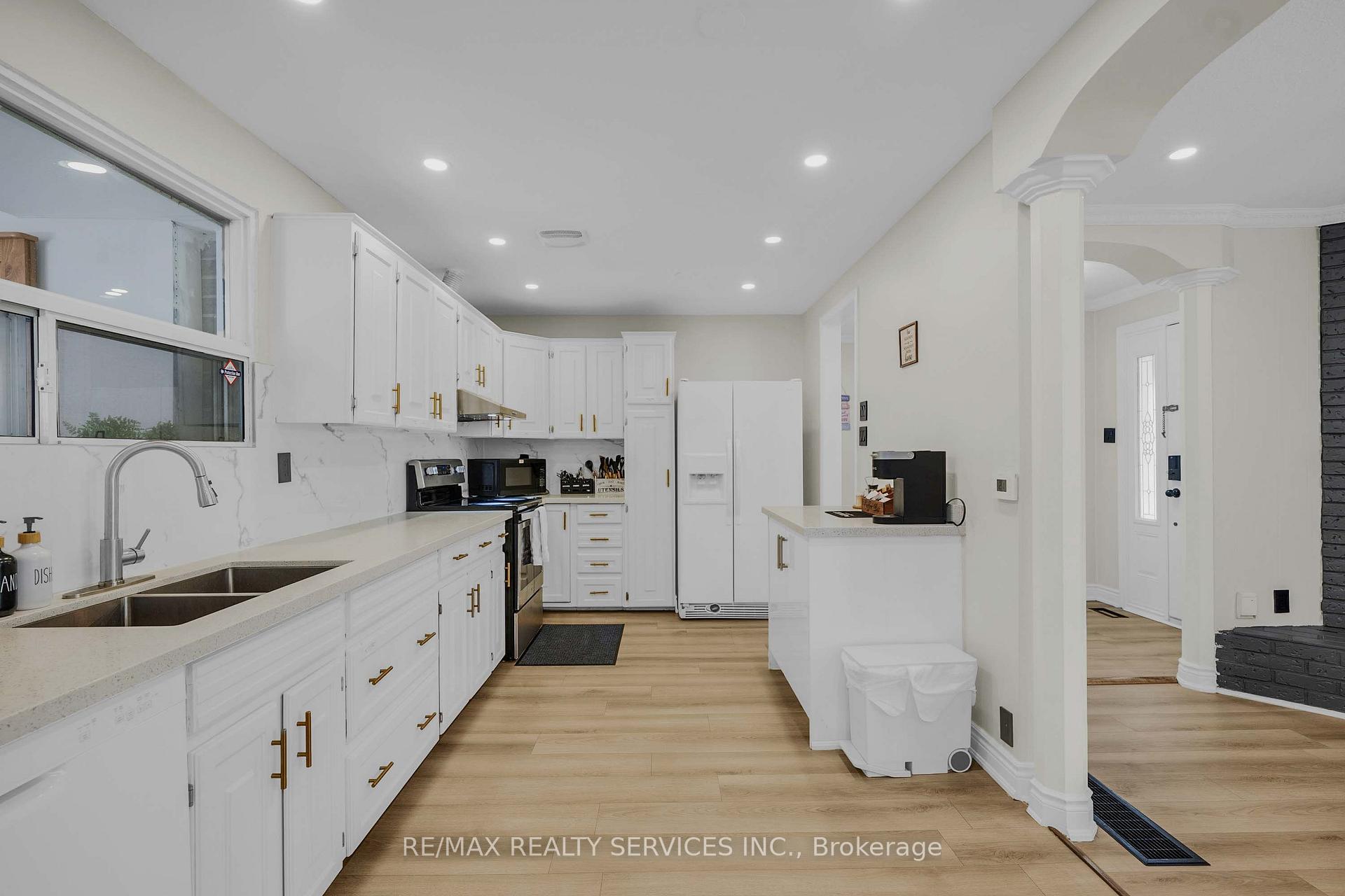 Photo 9 of 17 Avening Drive, Etobicoke, West Humber-Clairville — HOMEH
