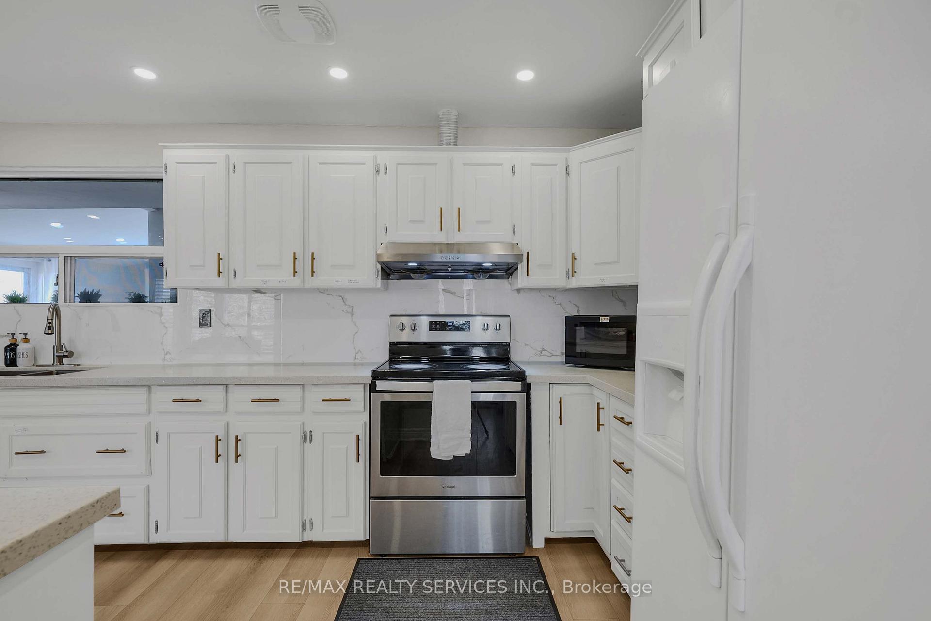 Photo 11 of 17 Avening Drive, Etobicoke, West Humber-Clairville — HOMEH