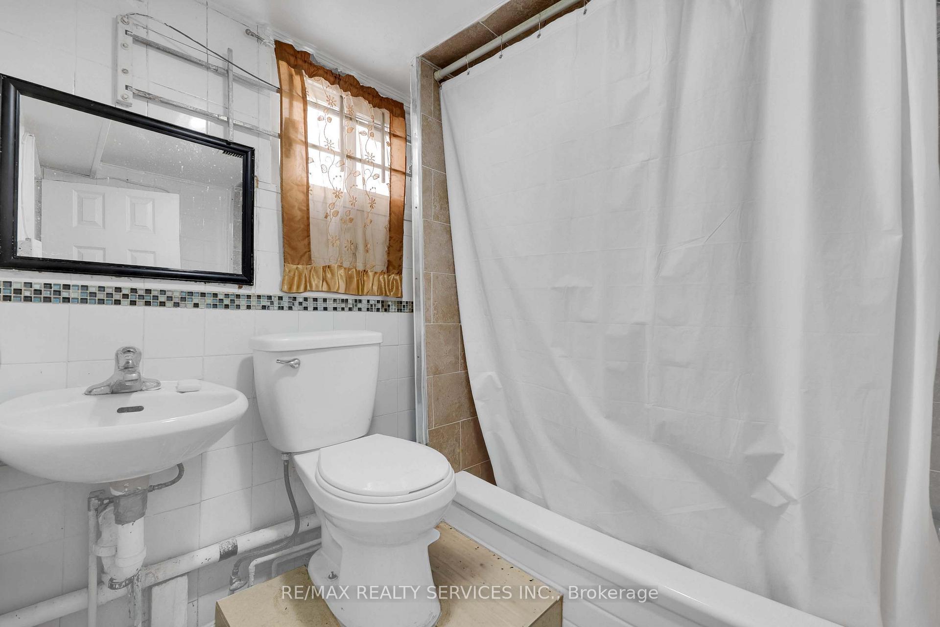 Photo 36 of 17 Avening Drive, Etobicoke, West Humber-Clairville — HOMEH
