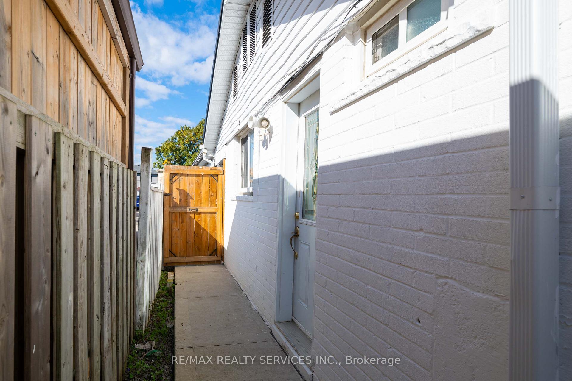 Photo 37 of 17 Avening Drive, Etobicoke, West Humber-Clairville — HOMEH
