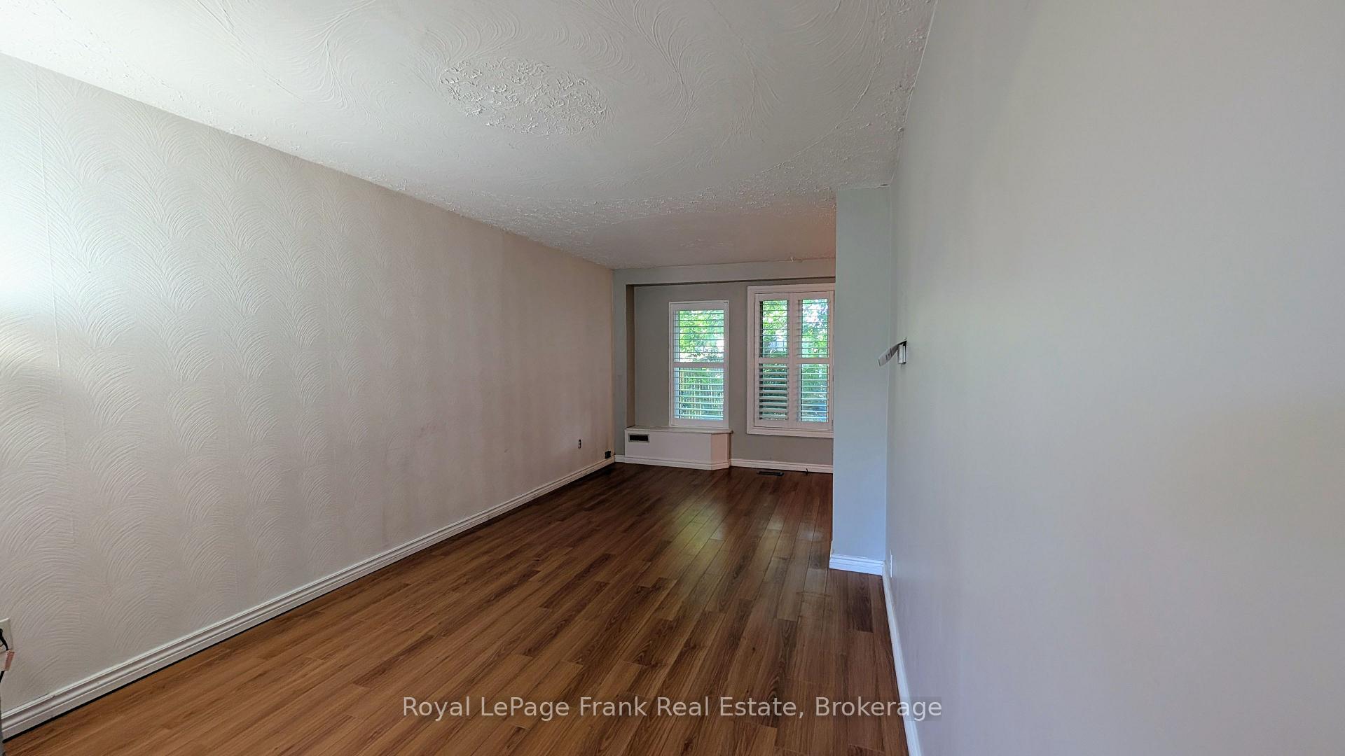 Photo 3 of 582 Lakeview Avenue, Oshawa, Lakeview — HOMEH