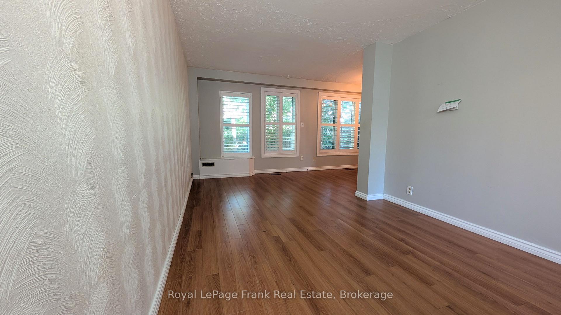Photo 4 of 582 Lakeview Avenue, Oshawa, Lakeview — HOMEH
