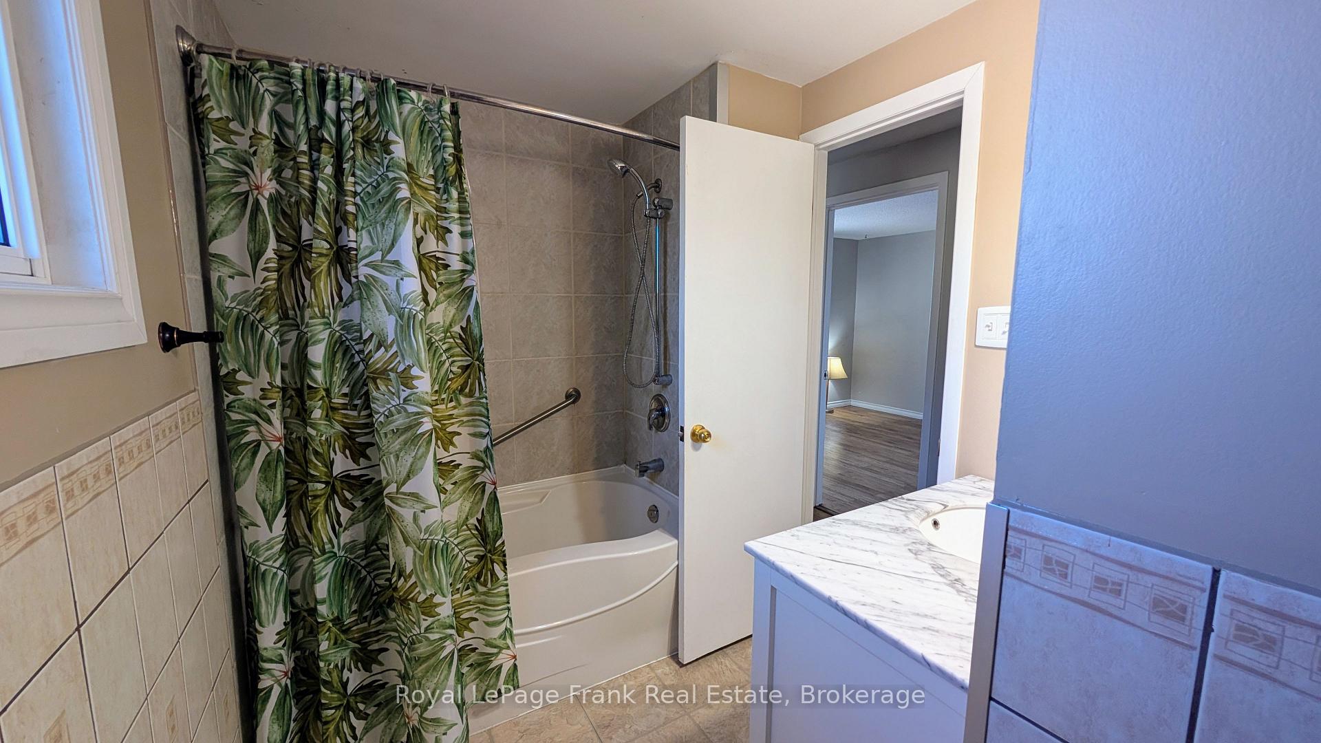 Photo 13 of 582 Lakeview Avenue, Oshawa, Lakeview — HOMEH