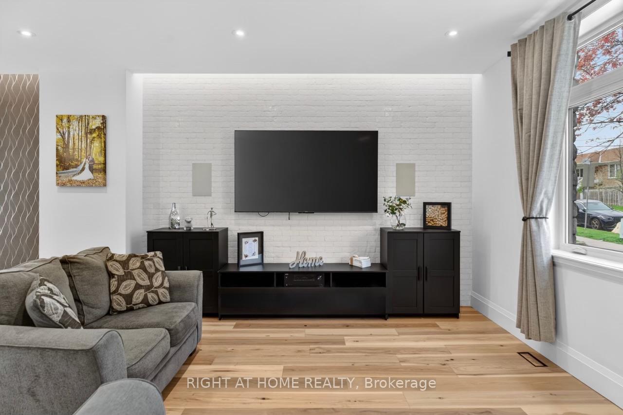 Photo 7 of 17 Exbury Road, North York, Downsview-Roding-CFB — HOMEH