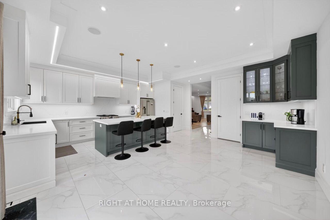 Photo 10 of 17 Exbury Road, North York, Downsview-Roding-CFB — HOMEH