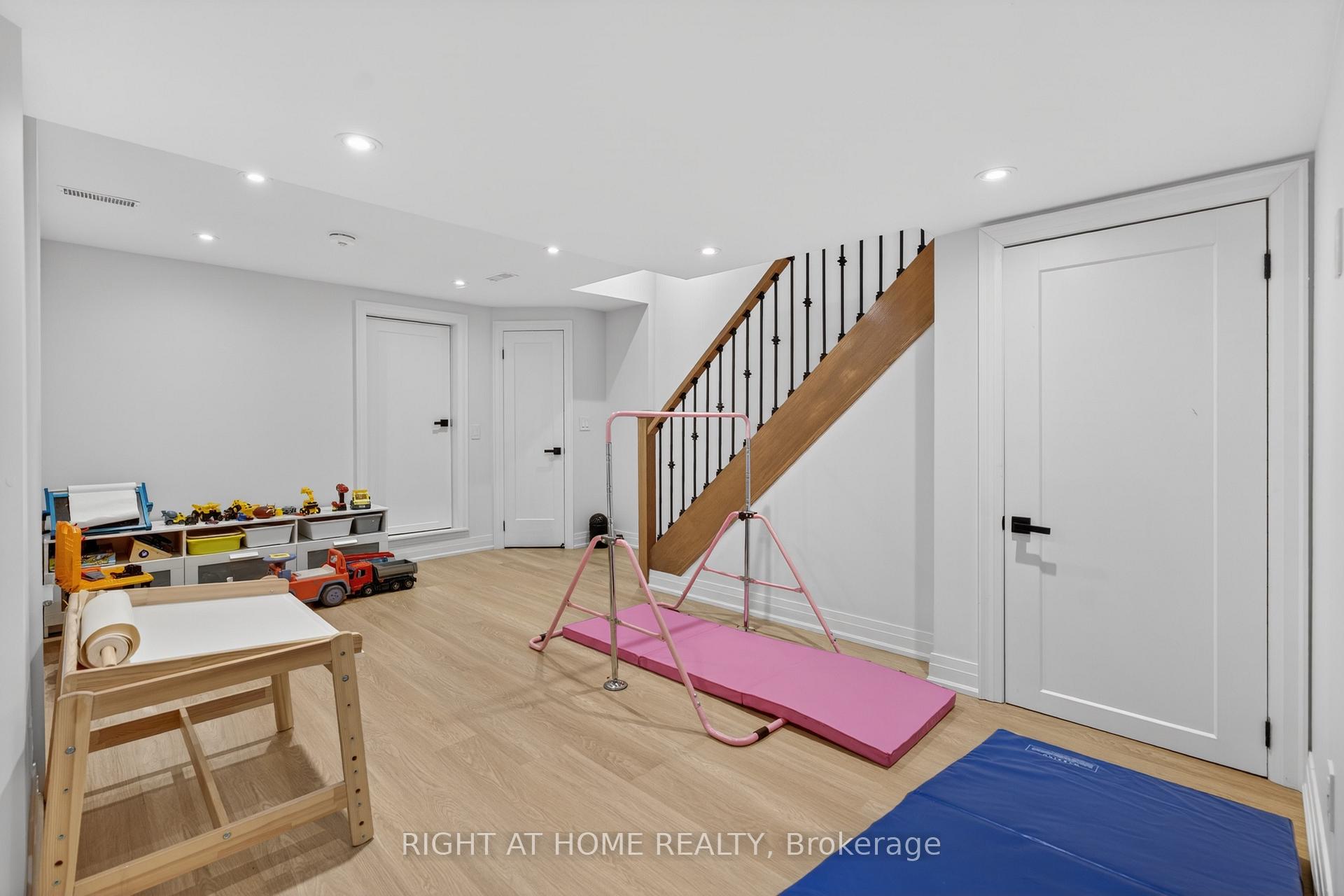 Photo 33 of 17 Exbury Road, North York, Downsview-Roding-CFB — HOMEH