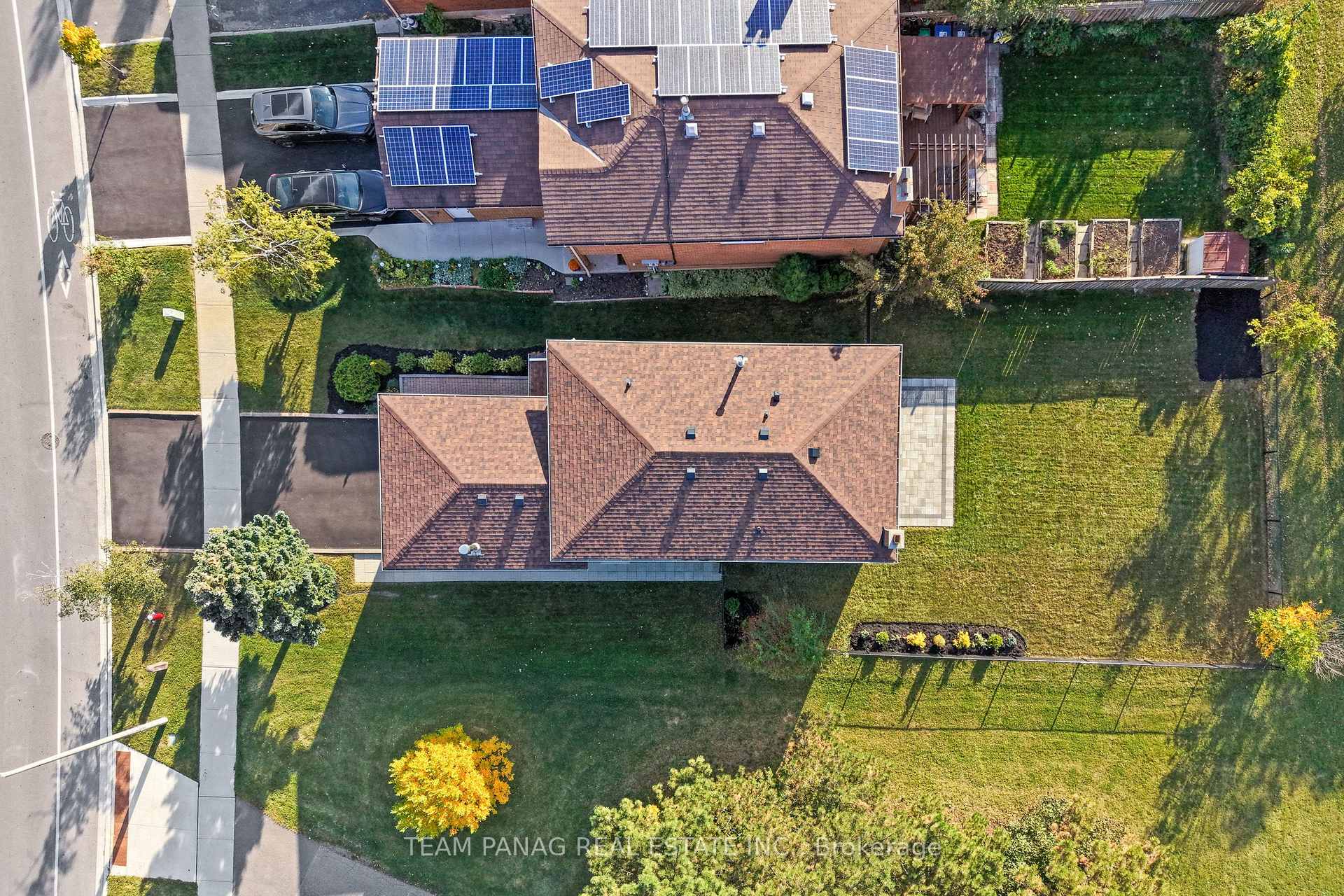 Photo 3 of 42 Kingknoll Drive, Brampton, Fletcher's Creek South — HOMEH