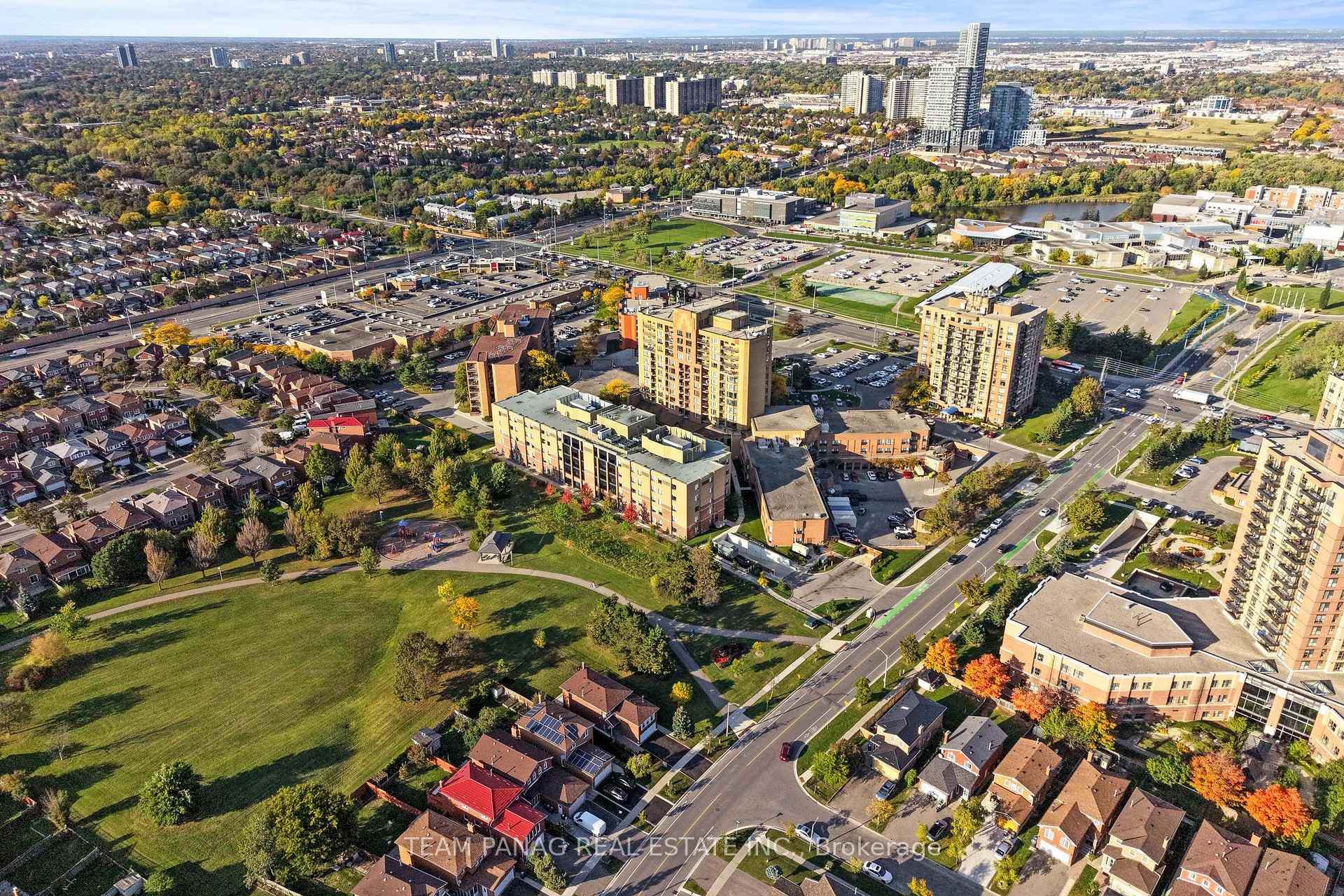Photo 5 of 42 Kingknoll Drive, Brampton, Fletcher's Creek South — HOMEH