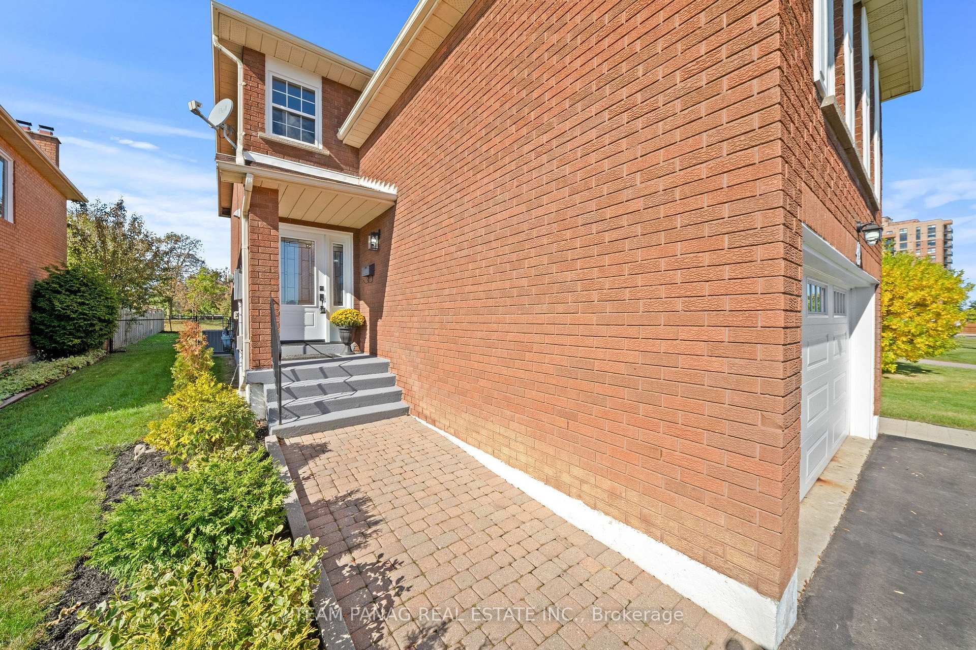 Photo 6 of 42 Kingknoll Drive, Brampton, Fletcher's Creek South — HOMEH