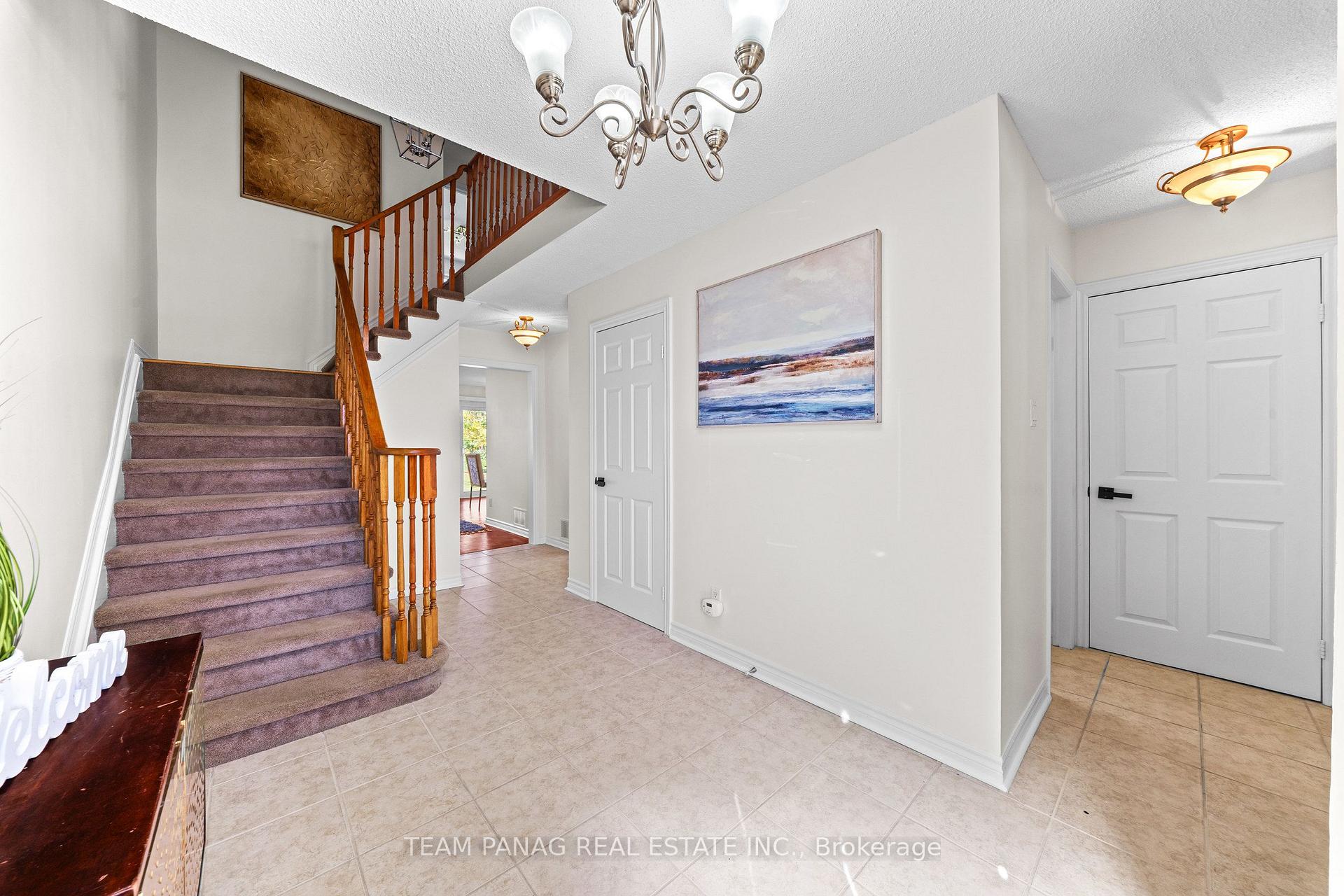 Photo 9 of 42 Kingknoll Drive, Brampton, Fletcher's Creek South — HOMEH