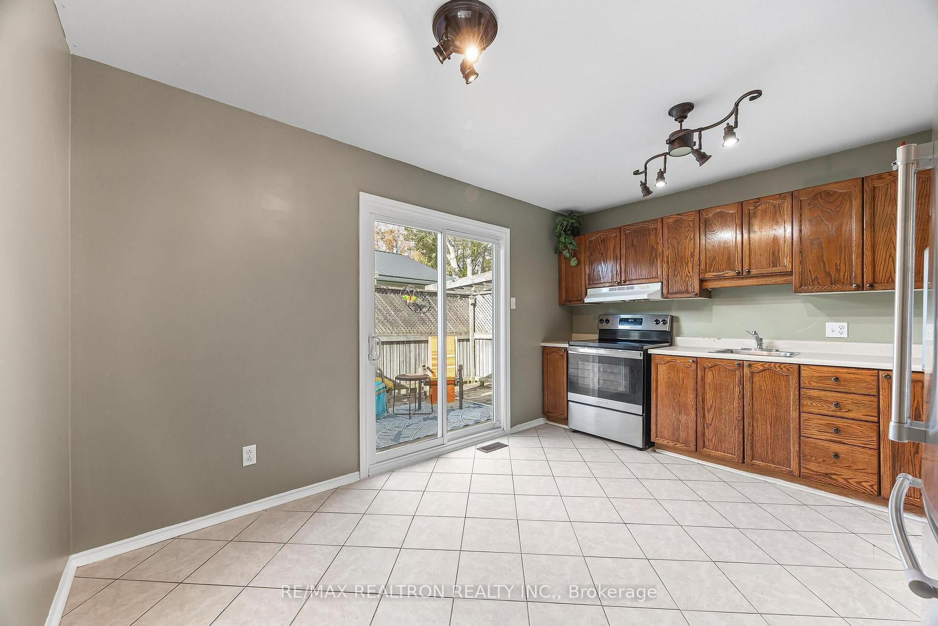 Photo 7 of 805 Milford Drive, Peterborough, Ashburnham Ward 4 — HOMEH
