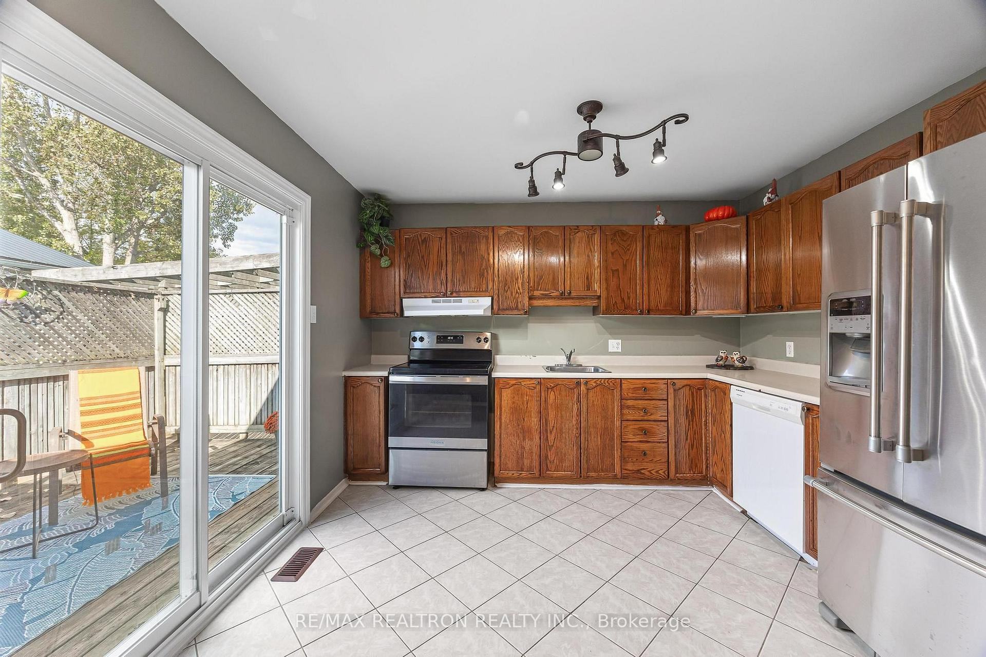 Photo 8 of 805 Milford Drive, Peterborough, Ashburnham Ward 4 — HOMEH