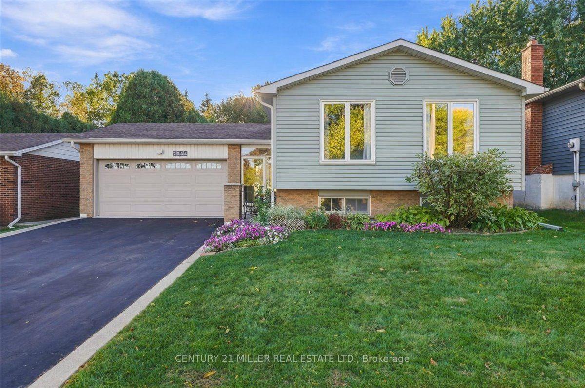 Photo 1 of 2044 Coral Crescent, Burlington, Mountainside — HOMEH