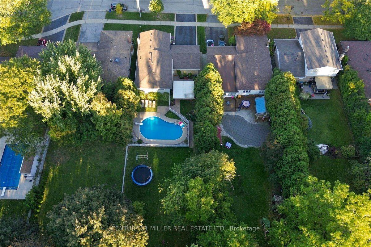 Photo 2 of 2044 Coral Crescent, Burlington, Mountainside — HOMEH
