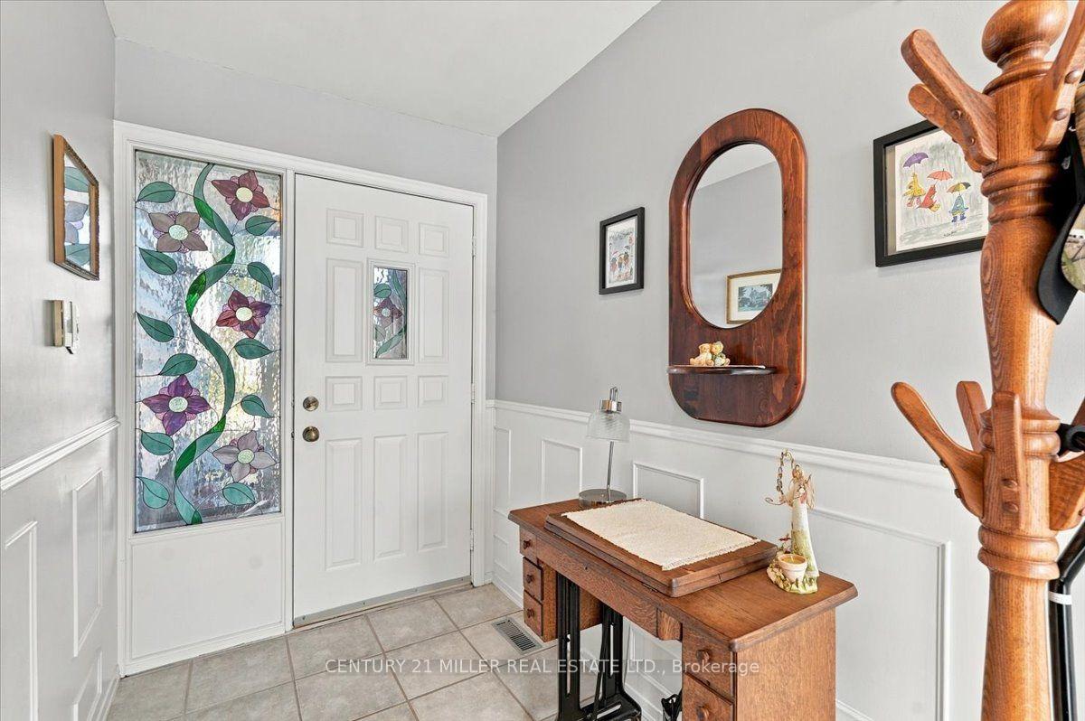 Photo 3 of 2044 Coral Crescent, Burlington, Mountainside — HOMEH