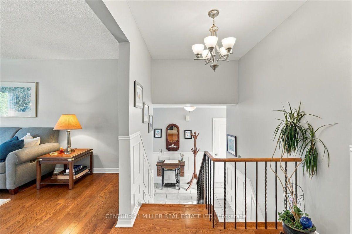 Photo 5 of 2044 Coral Crescent, Burlington, Mountainside — HOMEH