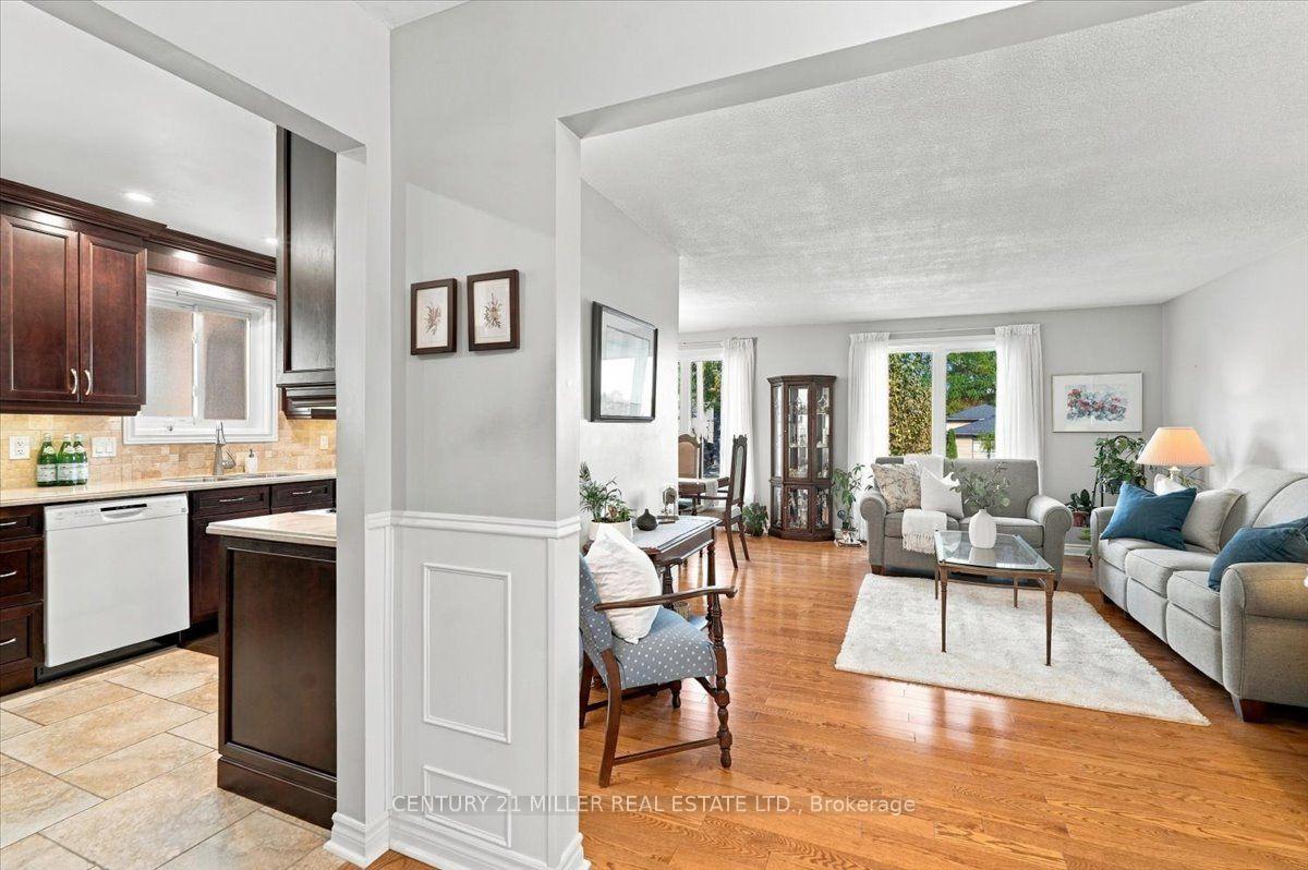 Photo 6 of 2044 Coral Crescent, Burlington, Mountainside — HOMEH