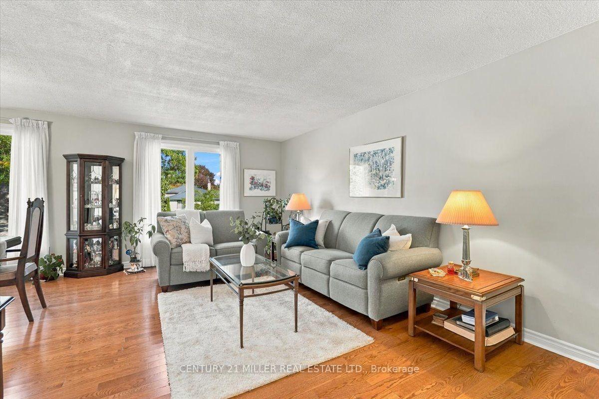 Photo 8 of 2044 Coral Crescent, Burlington, Mountainside — HOMEH