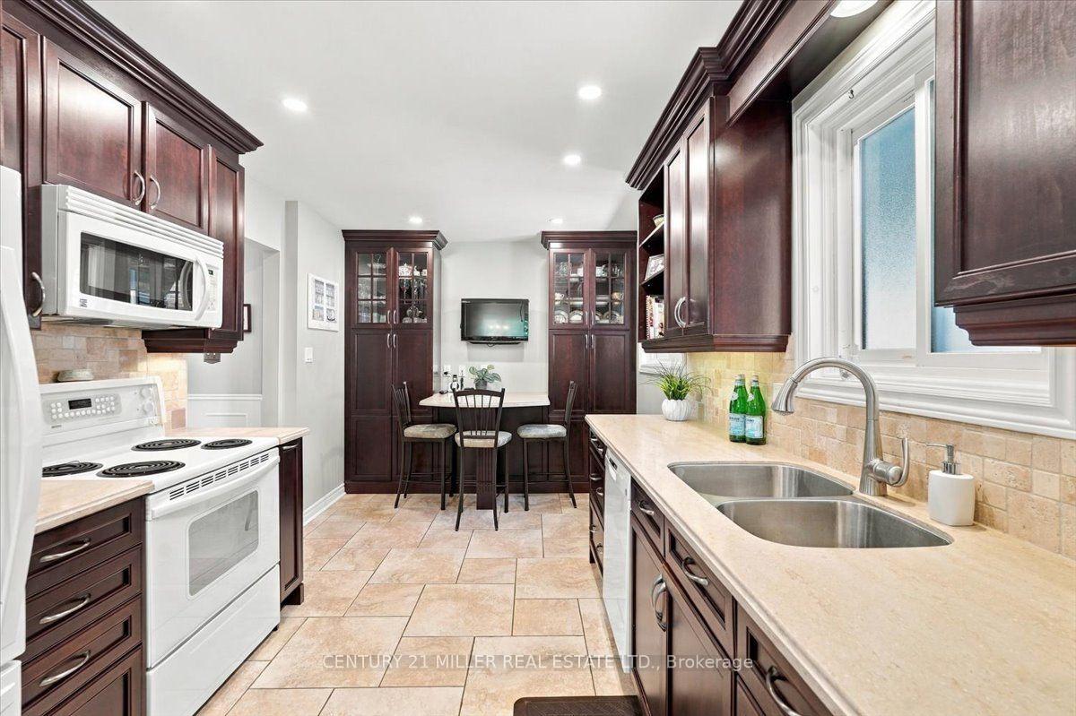 Photo 12 of 2044 Coral Crescent, Burlington, Mountainside — HOMEH
