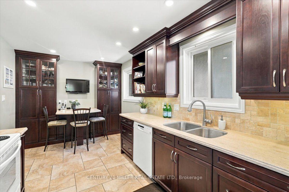 Photo 13 of 2044 Coral Crescent, Burlington, Mountainside — HOMEH