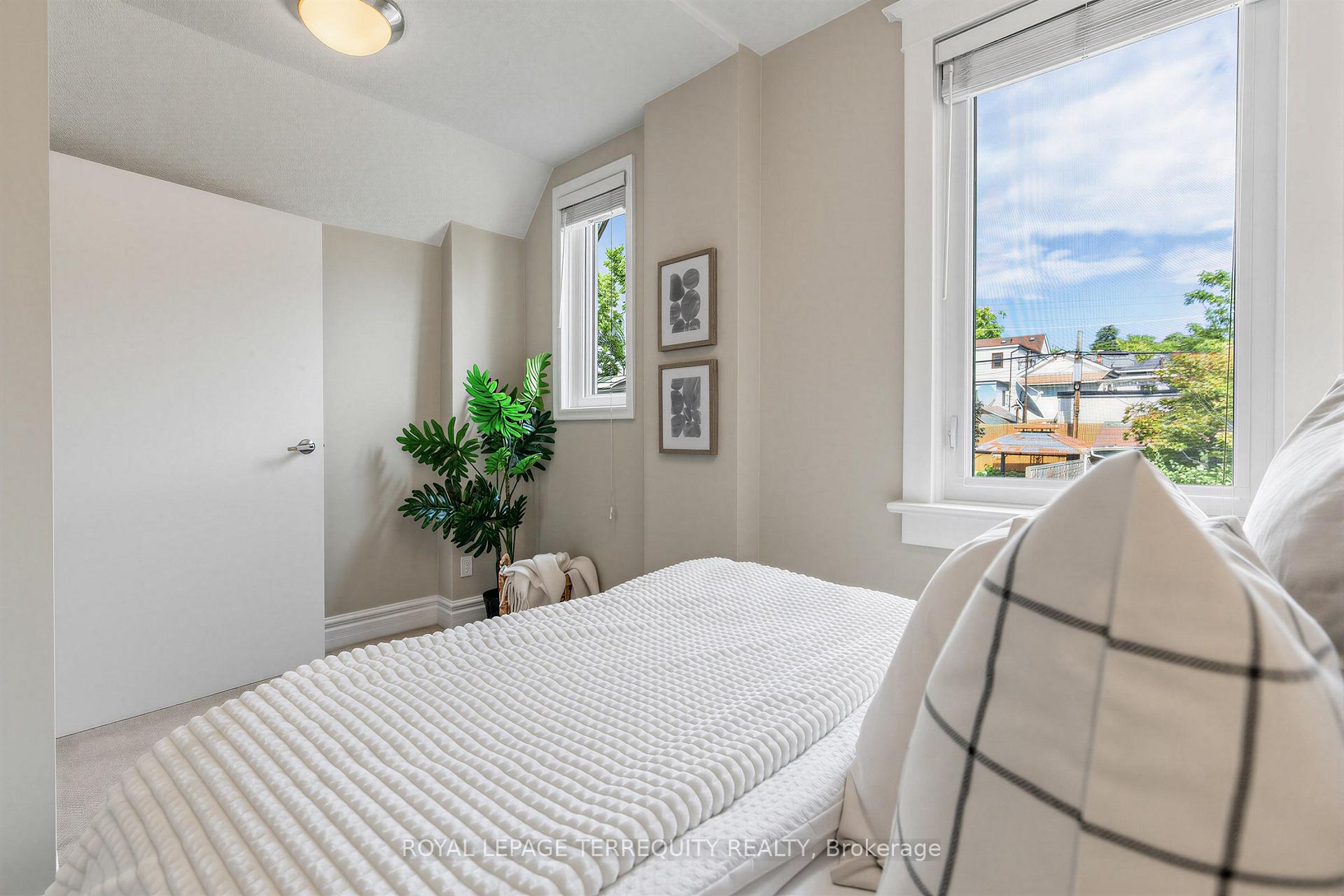 Photo 18 of 211 Blackthorn Avenue, Toronto, Weston-Pellam Park — HOMEH