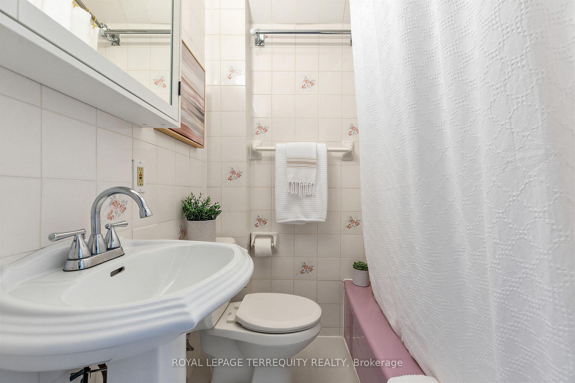 Photo 21 of 211 Blackthorn Avenue, Toronto, Weston-Pellam Park — HOMEH