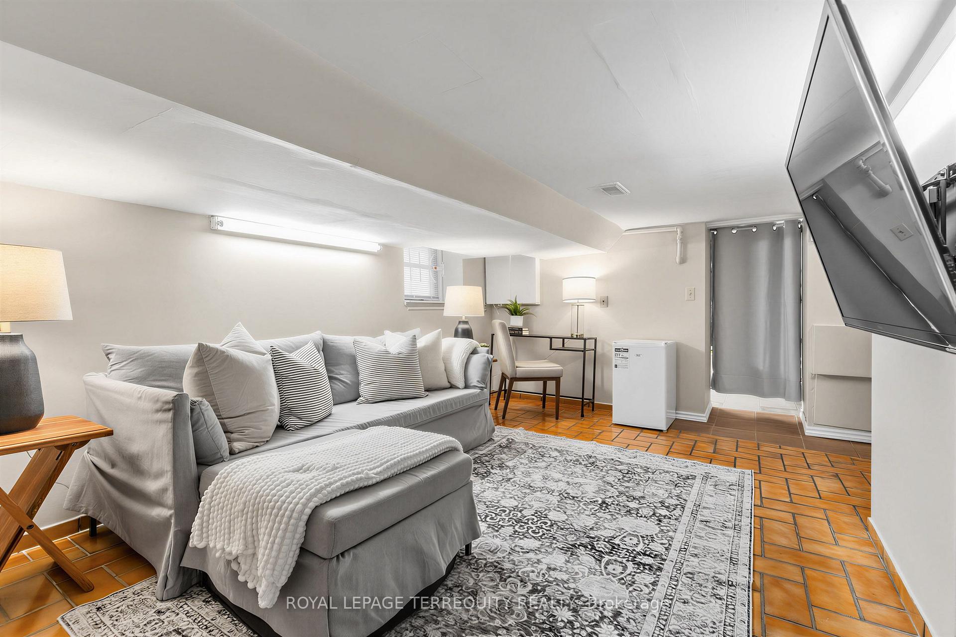 Photo 23 of 211 Blackthorn Avenue, Toronto, Weston-Pellam Park — HOMEH