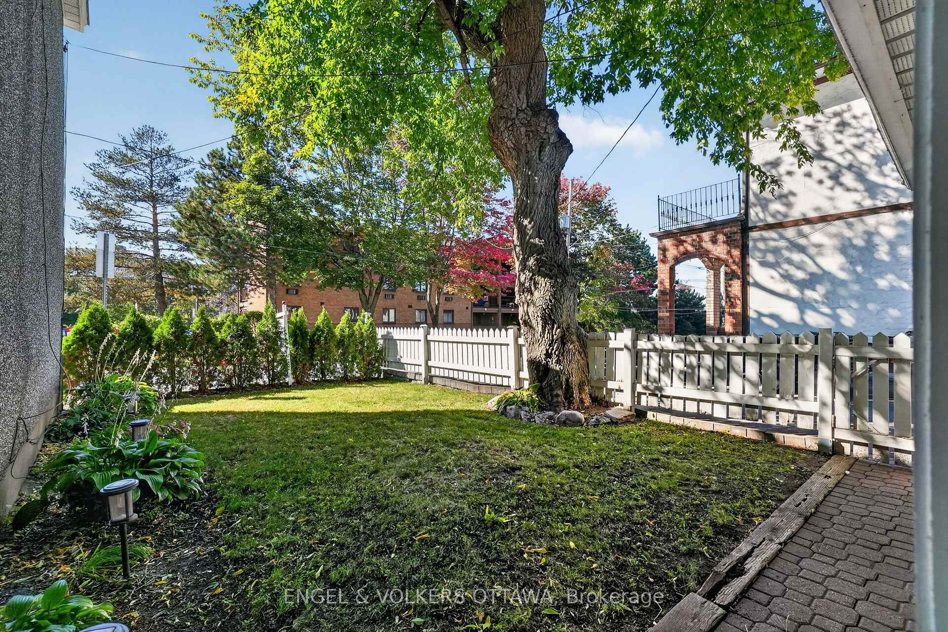 Photo 5 of 319 Savard Avenue, Ottawa, Vanier — HOMEH