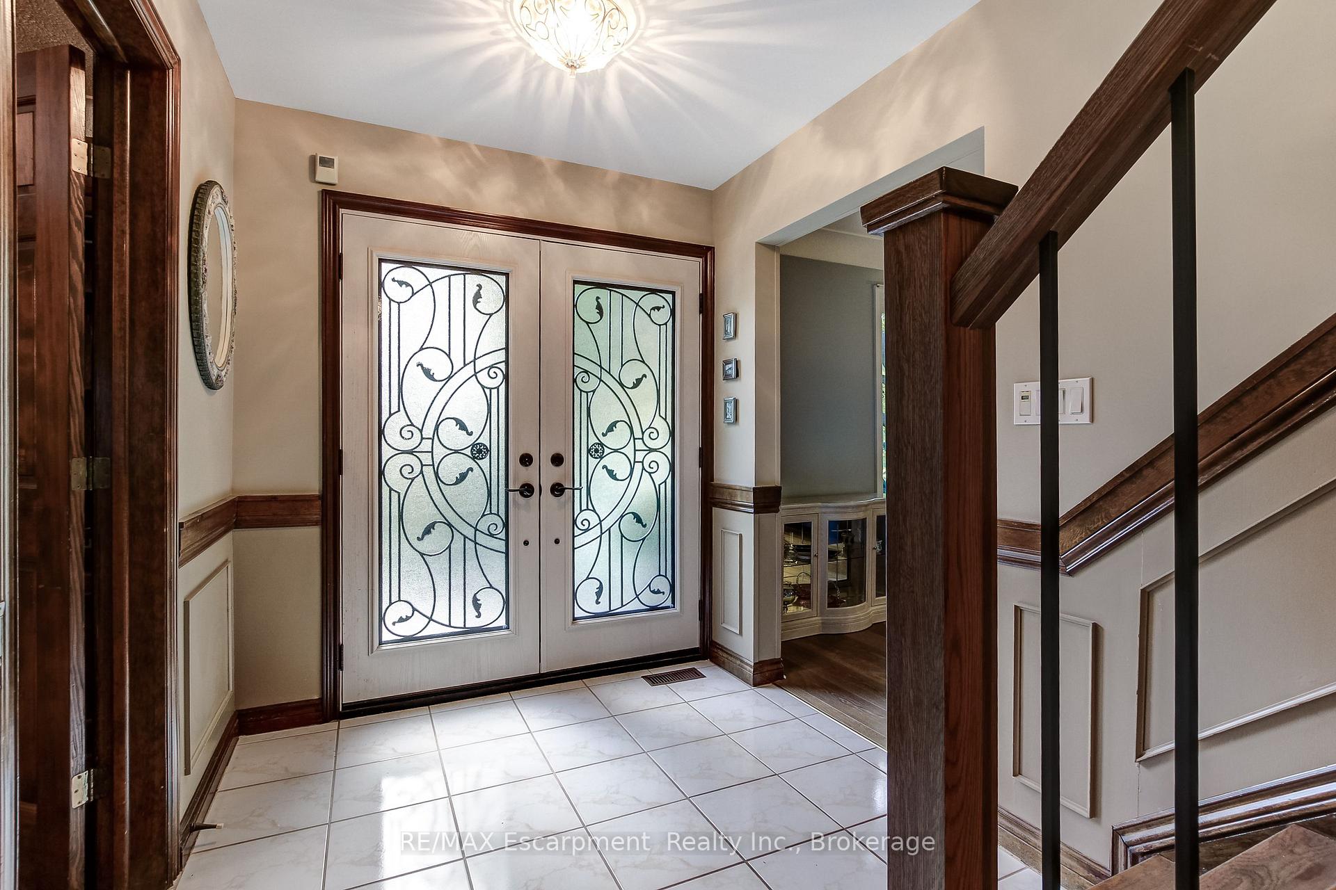 Photo 2 of 215 Briar Hill Crescent, Hamilton, Ancaster — HOMEH