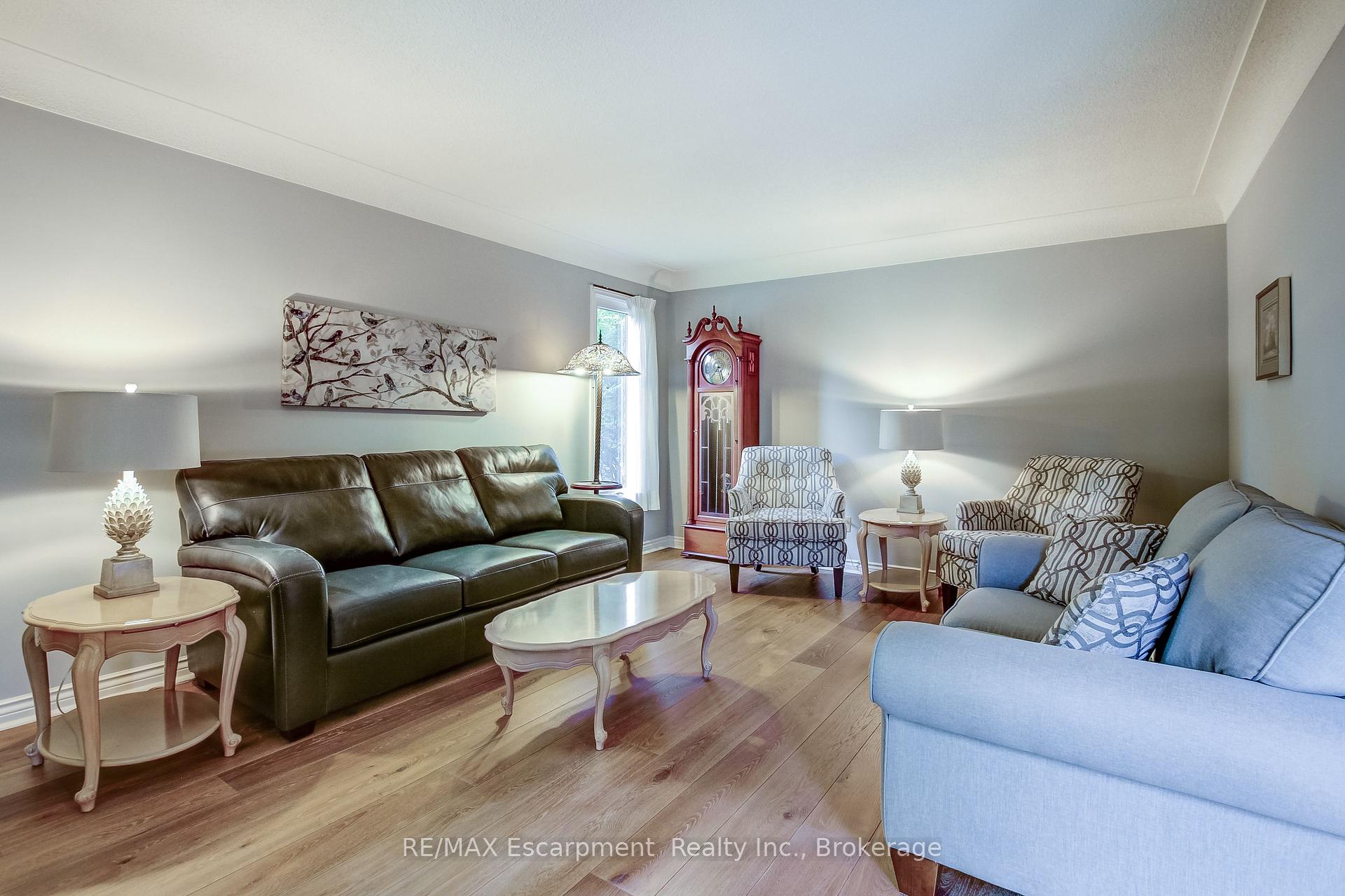 Photo 3 of 215 Briar Hill Crescent, Hamilton, Ancaster — HOMEH