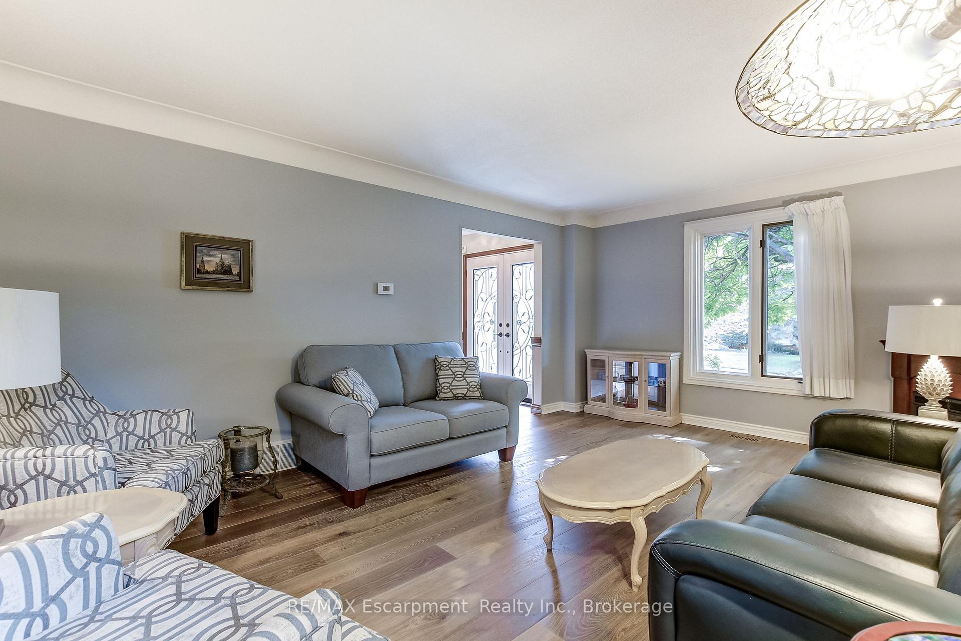 Photo 4 of 215 Briar Hill Crescent, Hamilton, Ancaster — HOMEH