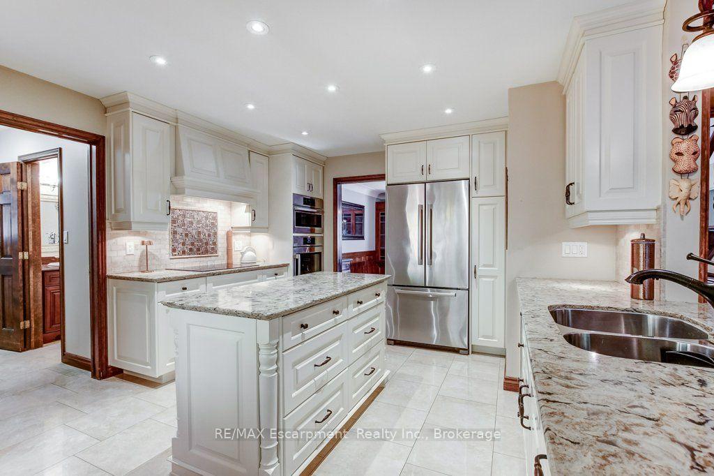 Photo 10 of 215 Briar Hill Crescent, Hamilton, Ancaster — HOMEH