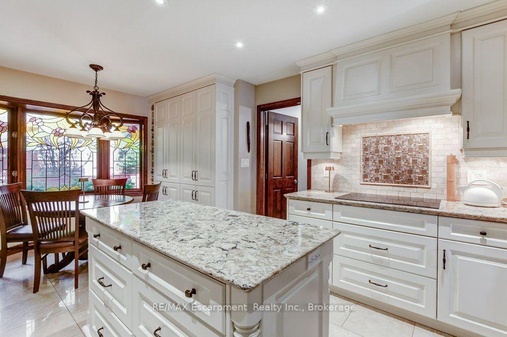 Photo 12 of 215 Briar Hill Crescent, Hamilton, Ancaster — HOMEH