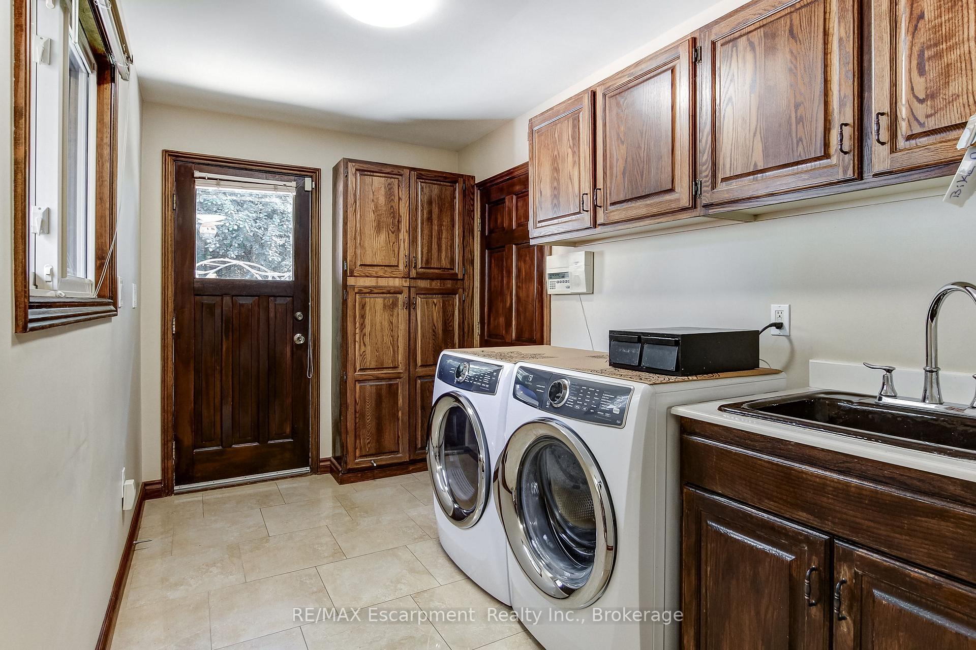 Photo 17 of 215 Briar Hill Crescent, Hamilton, Ancaster — HOMEH