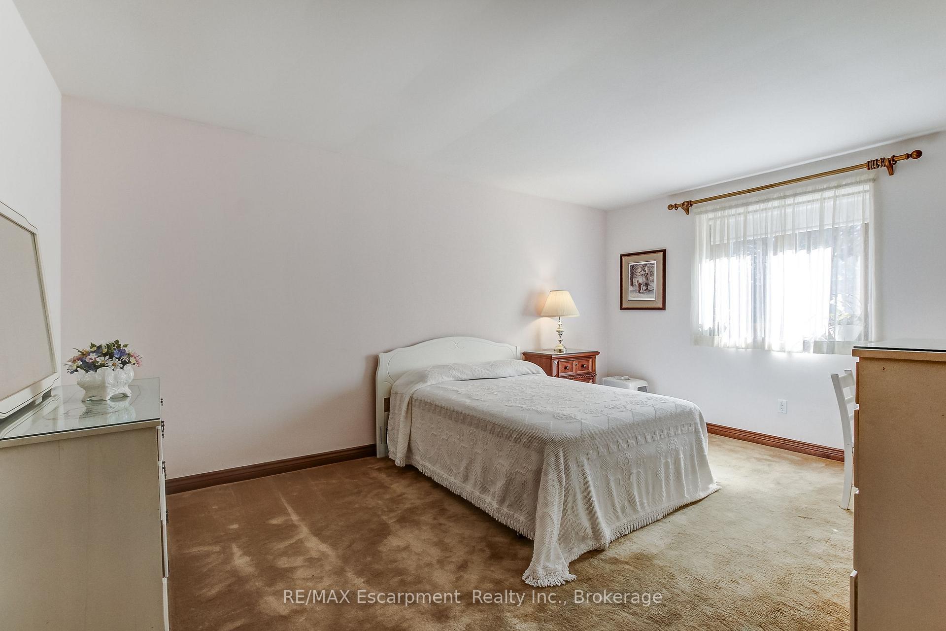 Photo 20 of 215 Briar Hill Crescent, Hamilton, Ancaster — HOMEH