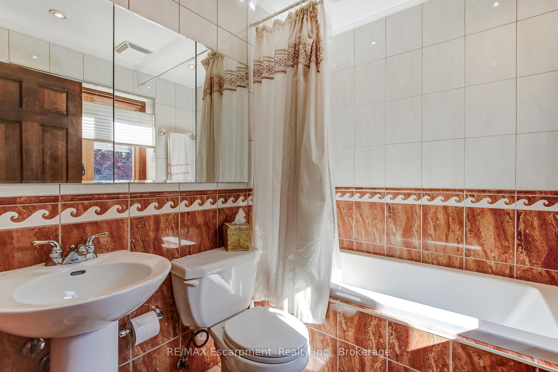 Photo 24 of 215 Briar Hill Crescent, Hamilton, Ancaster — HOMEH