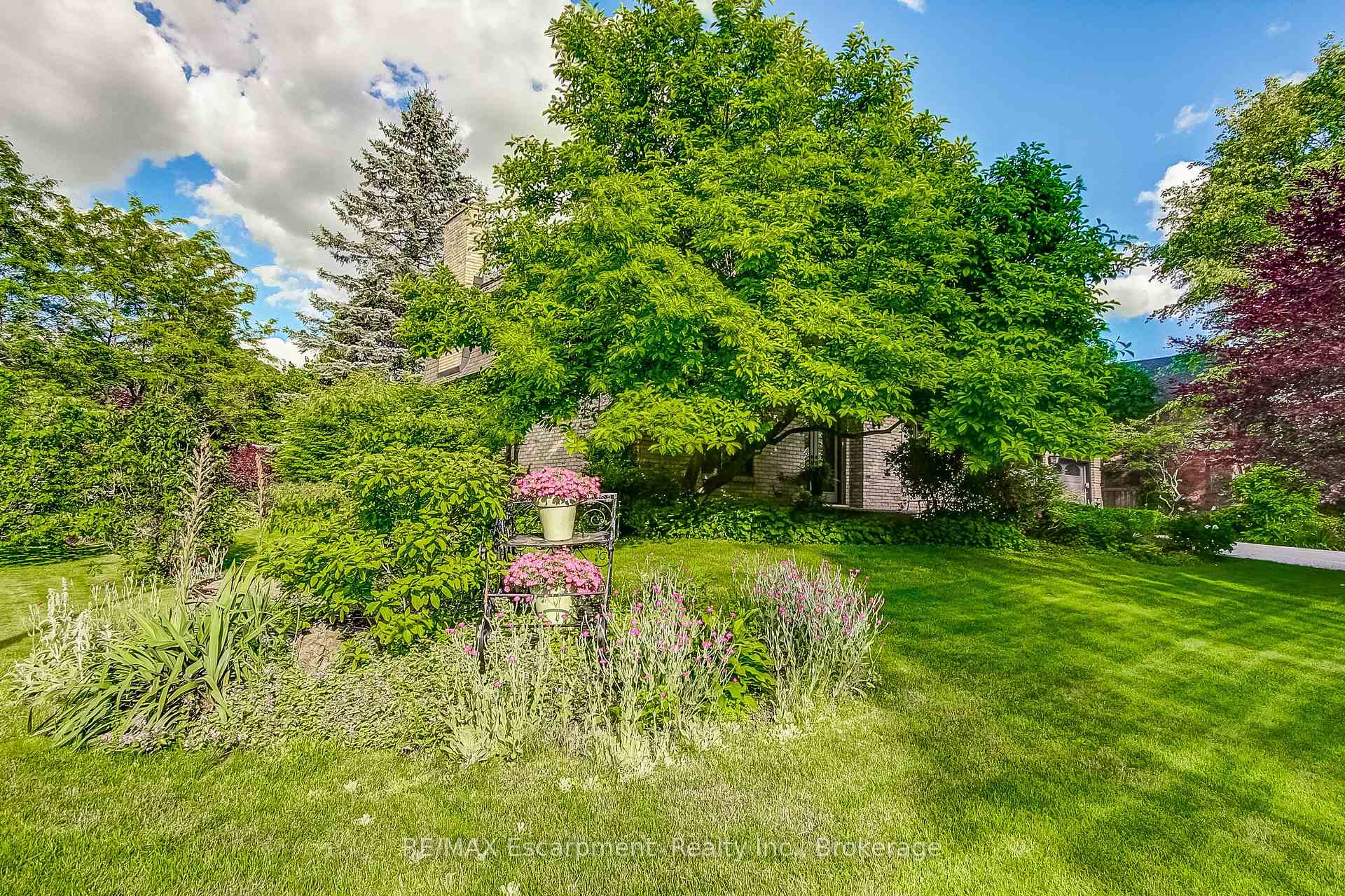 Photo 33 of 215 Briar Hill Crescent, Hamilton, Ancaster — HOMEH