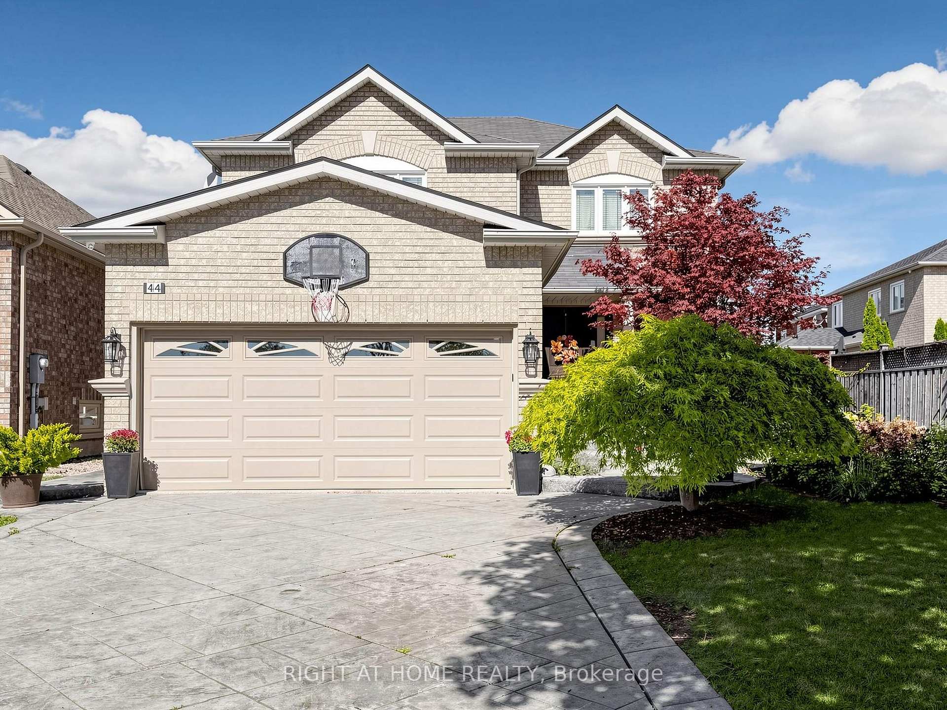 Photo 3 of 44 Robertson Close, Vaughan, Maple — HOMEH