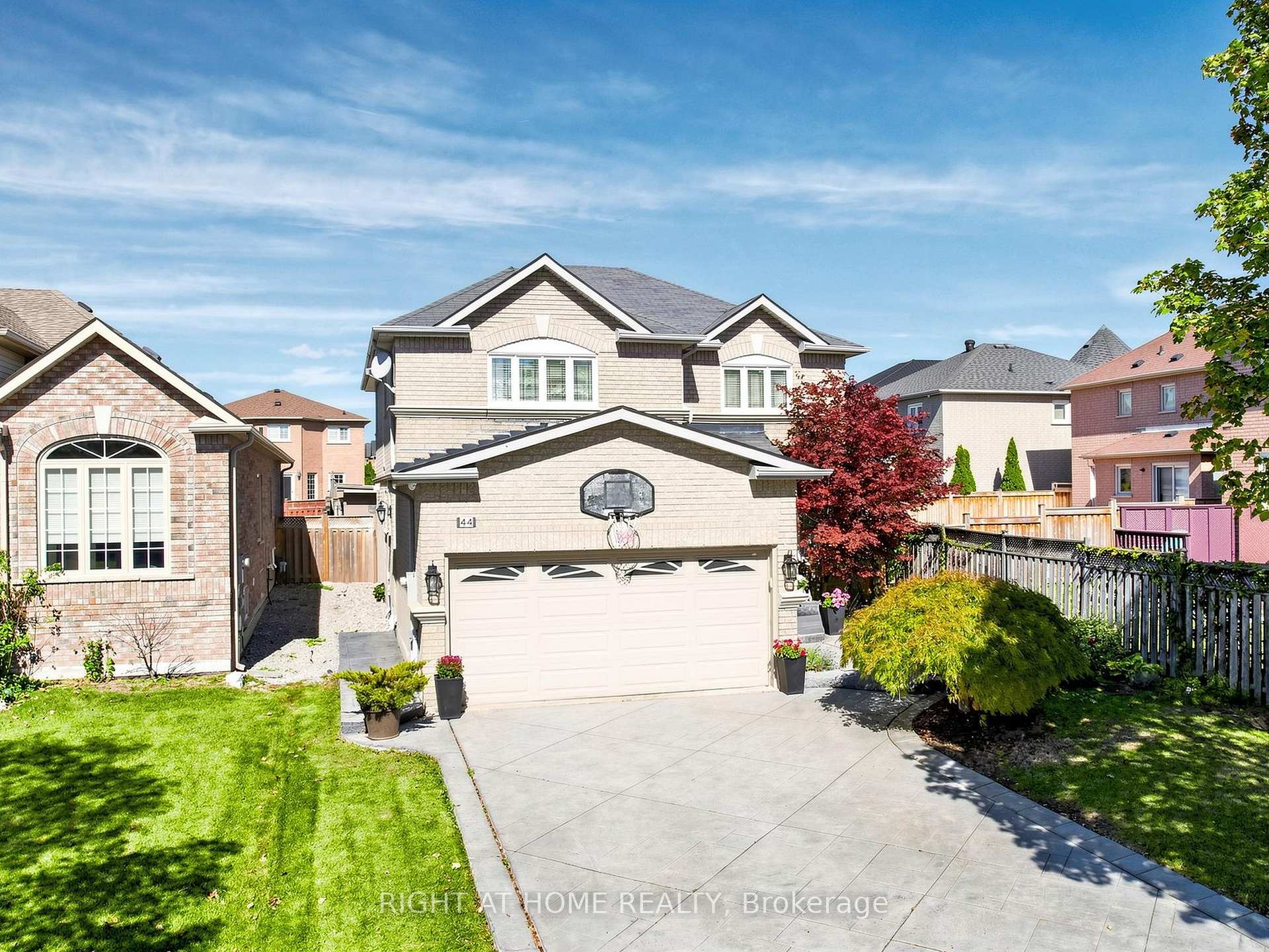 Photo 5 of 44 Robertson Close, Vaughan, Maple — HOMEH