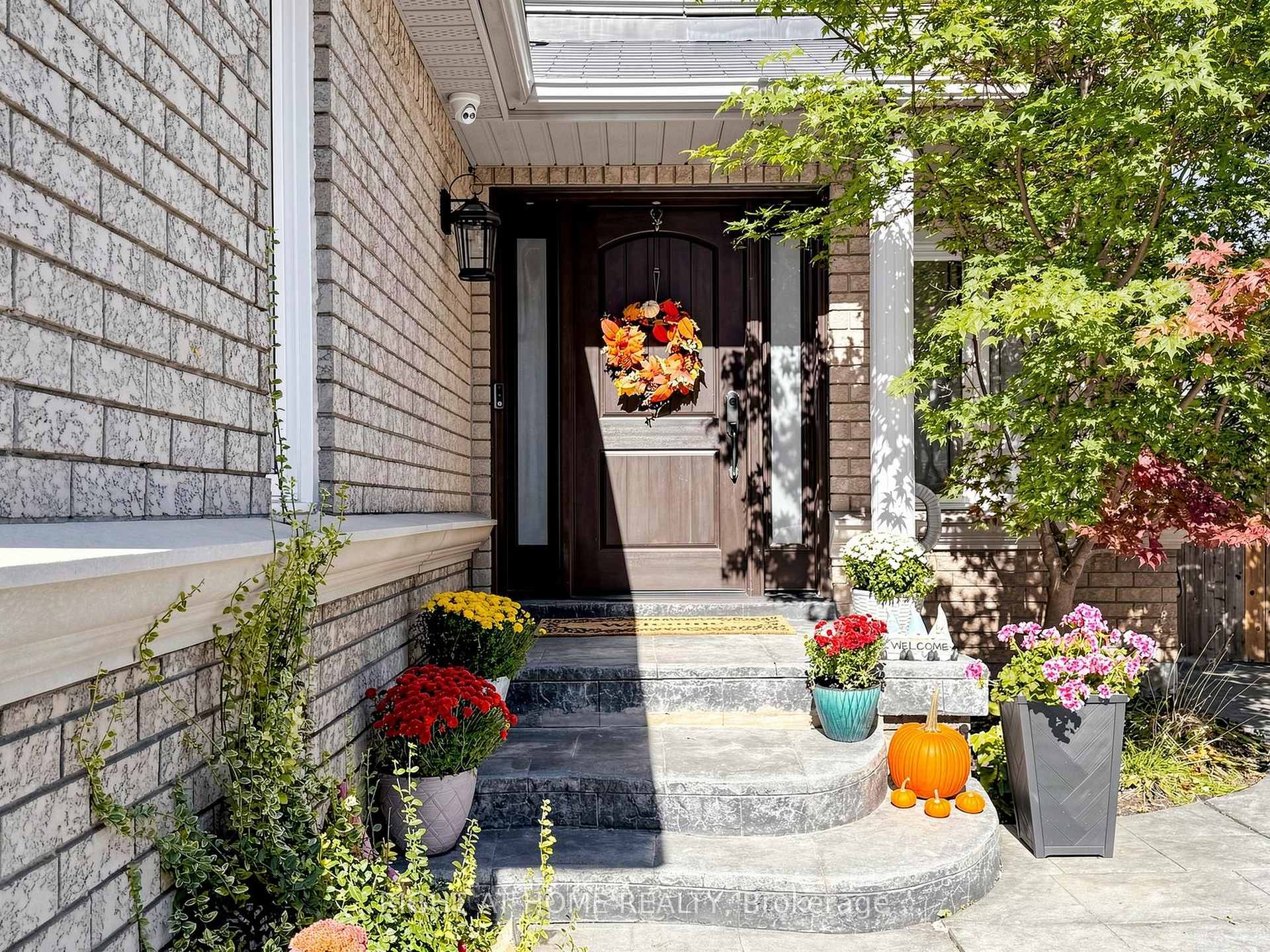 Photo 9 of 44 Robertson Close, Vaughan, Maple — HOMEH