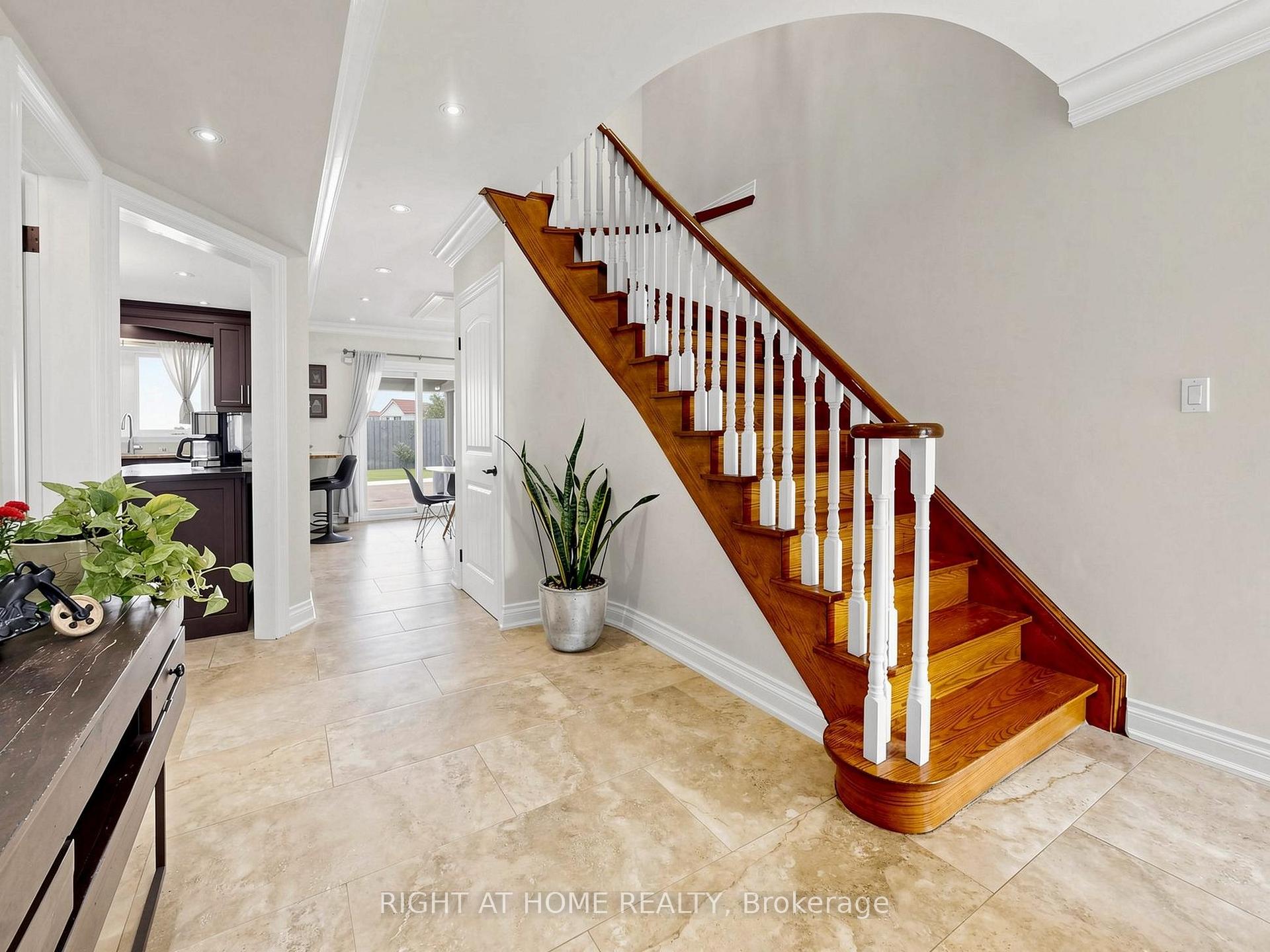 Photo 11 of 44 Robertson Close, Vaughan, Maple — HOMEH